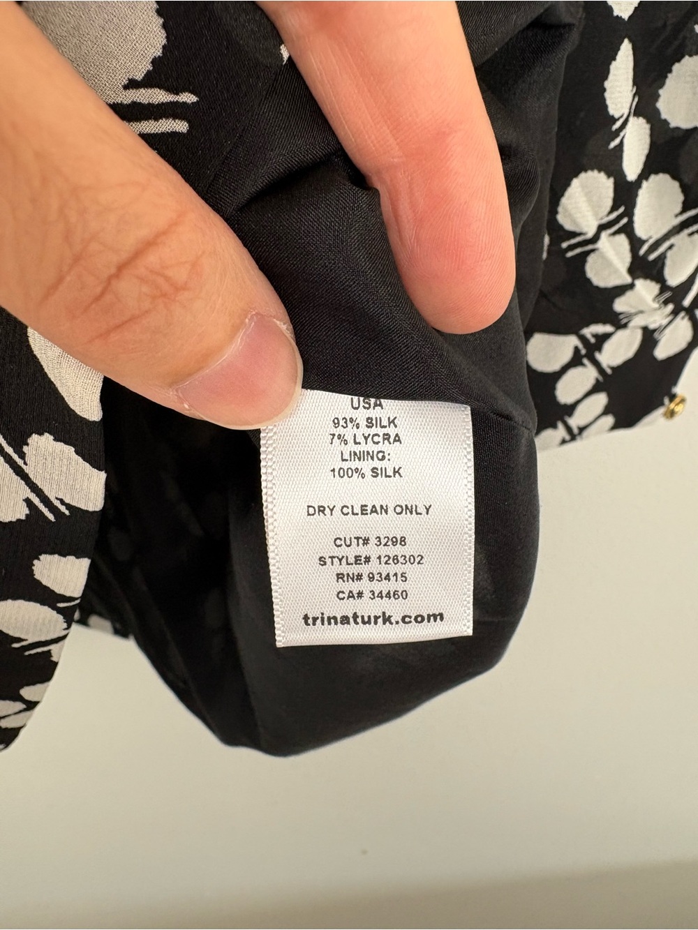 Trina Turk Black & White Puff Sheer Sleeve Blouse Large 93% Silk Geometric Dots - Picture 6 of 13